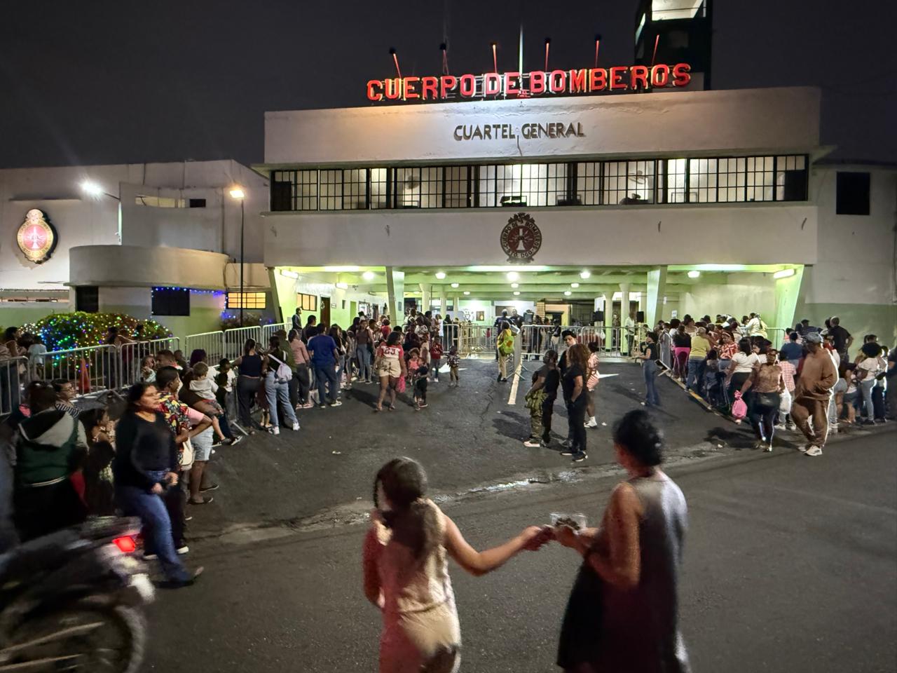 Con alegría de niños y familias, Bomberos del DN celebra tradicional desfile de los Reyes Magos