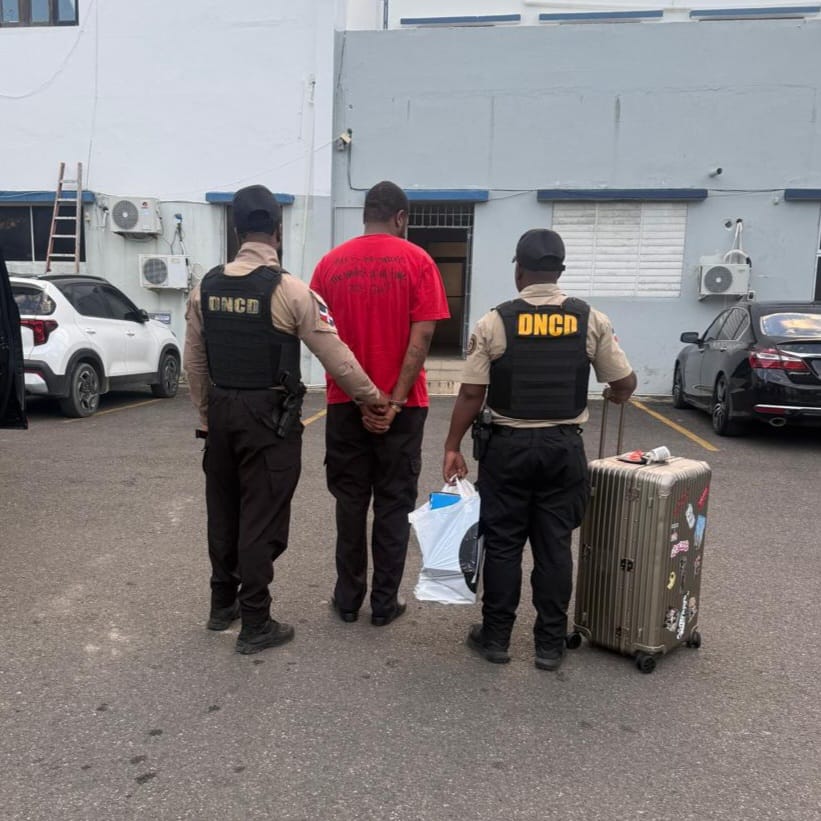 Arrestan a ciudadano estadounidense con siete paquetes de presunta marihuana en aeropuerto de Puerto Plata