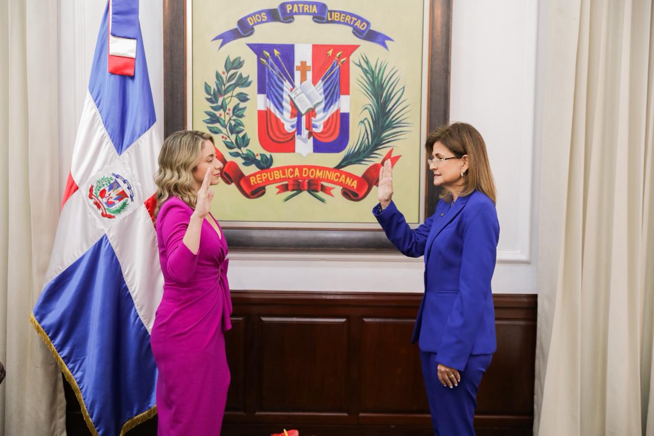Gloria Reyes es juramentada como ministra de la Mujer