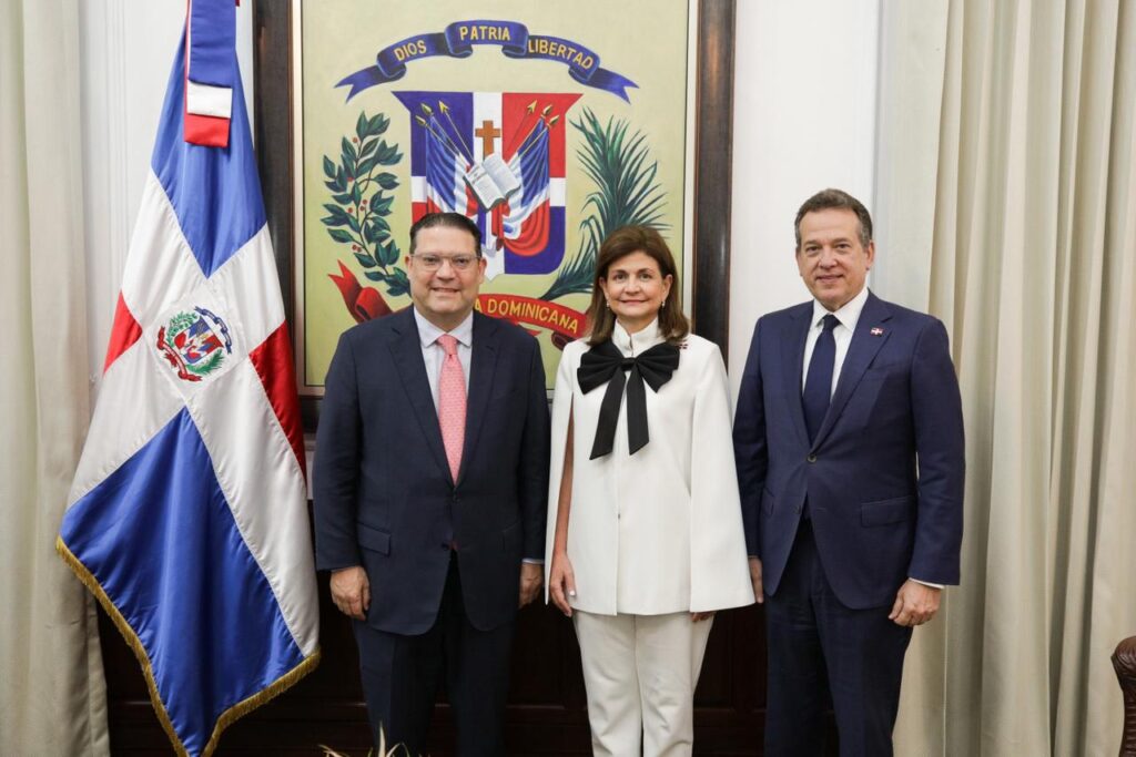 Raquel Peña juramenta a Eduardo Sanz Lovatón como ministro de Industria, Comercio y Mipymes