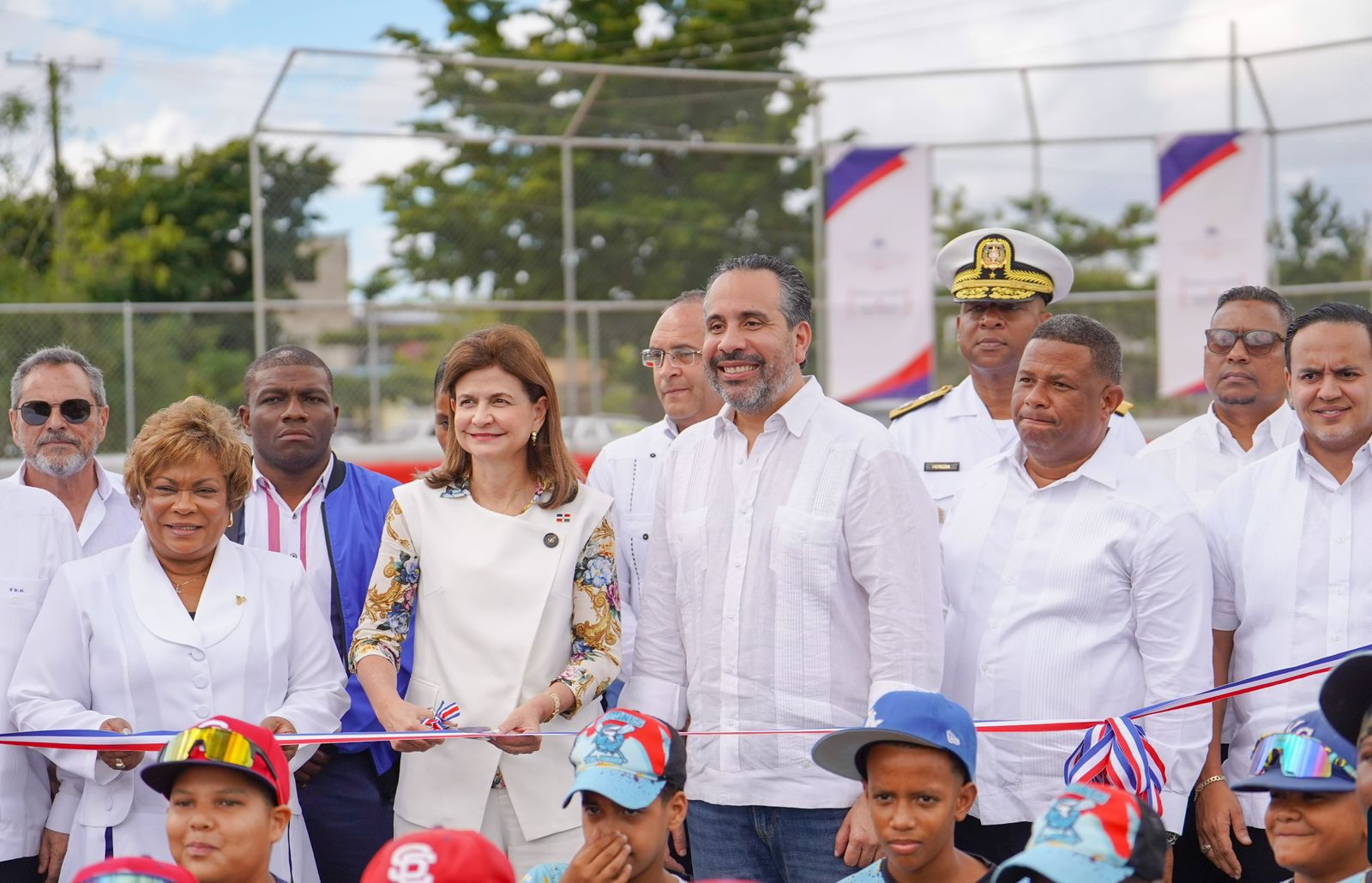 Vicepresidenta Raquel Peña encabeza entrega de estadio de béisbol escolar en SDE