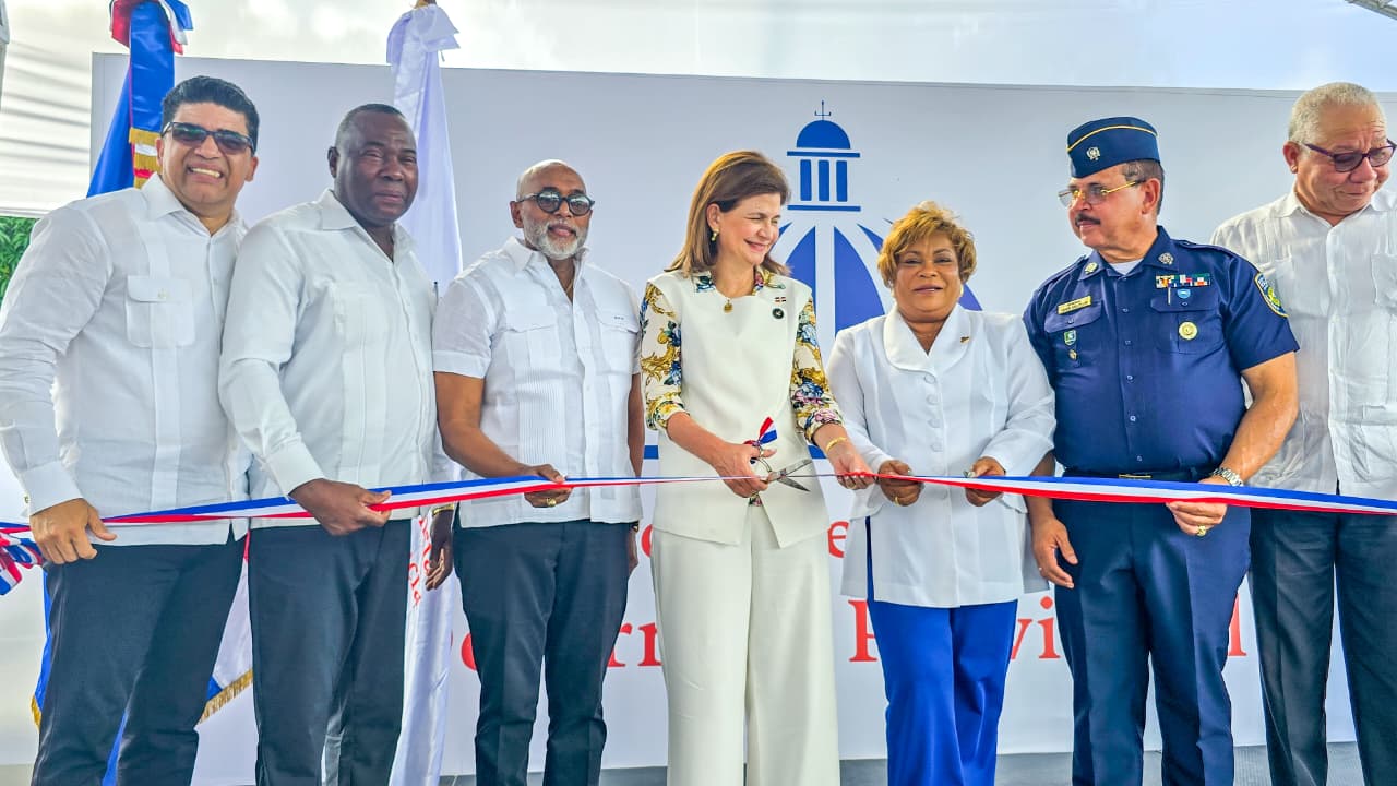 Vicepresidenta Raquel Peña entrega remozada estación policial en El Valiente, La Caleta