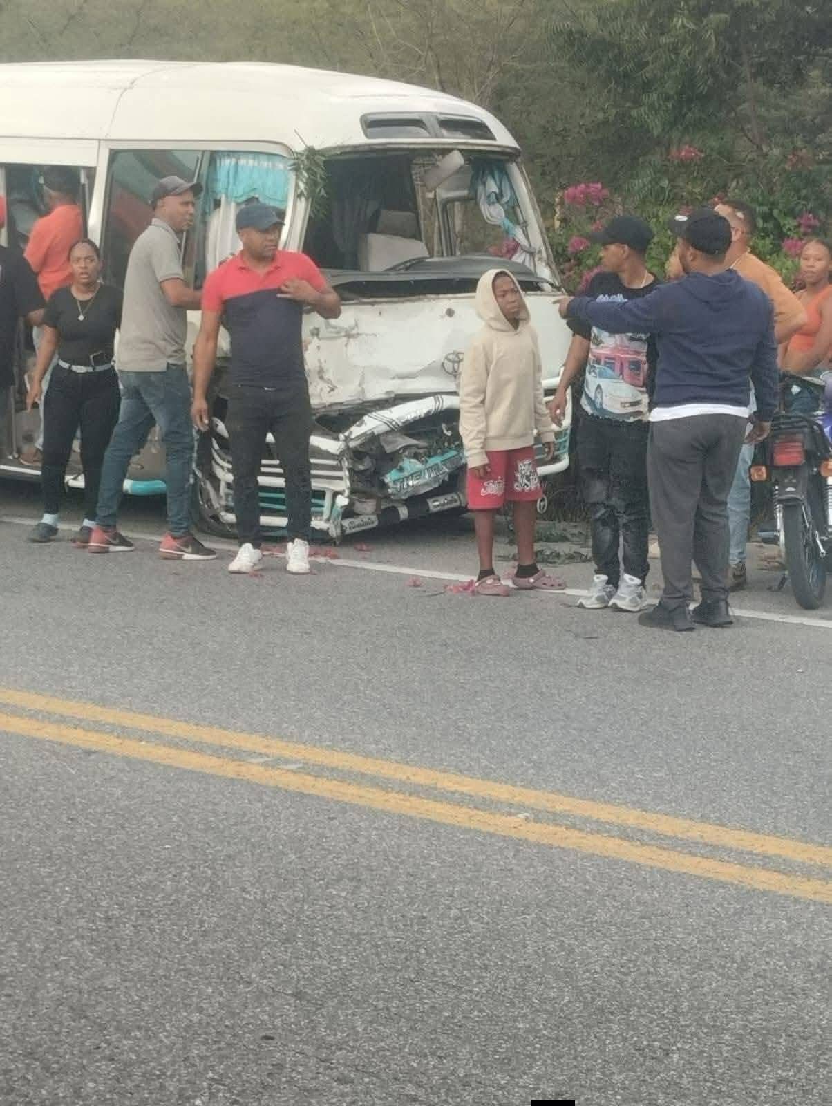 Colisión entre guagua y yipeta deja varios heridos en la carretera Azua–San Juan