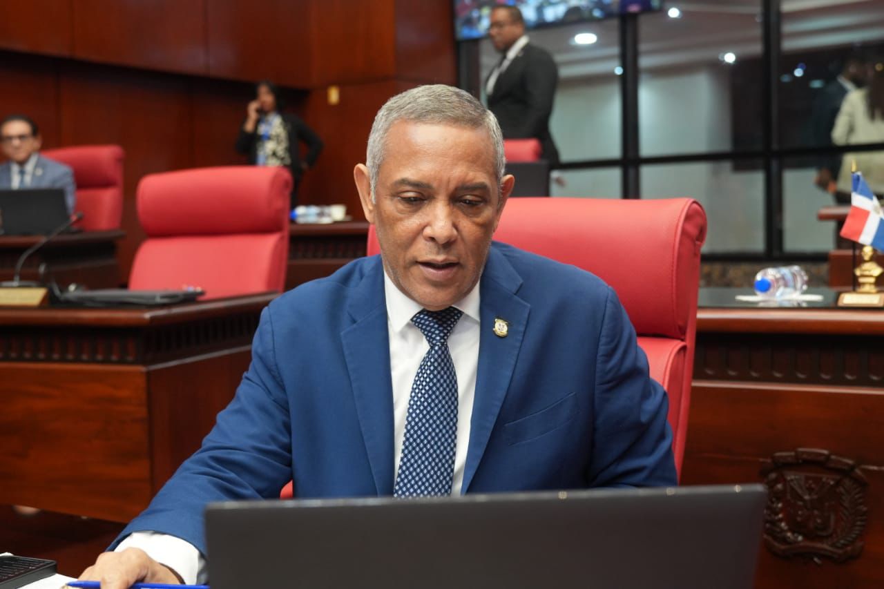 Senador Franklin Romero respalda a Alfredo Pacheco y denuncia desplazamiento de la militancia del PRM