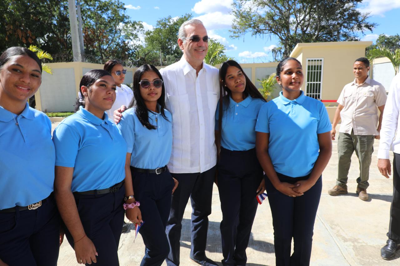 Abinader inaugura centro educativo para más 300 estudiantes en Carrera de Yeguas, Las Matas de Farfán