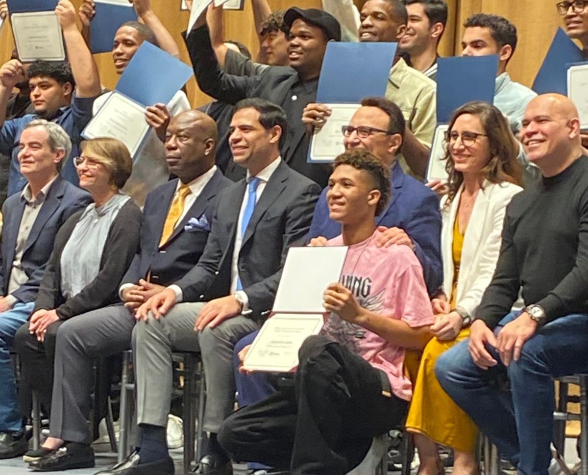 Otorgan Beca Michael Camilo al estudiante Ángel Sánchez Volquez