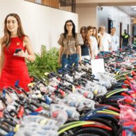 Hijas del presidente Abinader visitan montaje de “Plásticos por Juguetes” en la Alcaldía del DN
