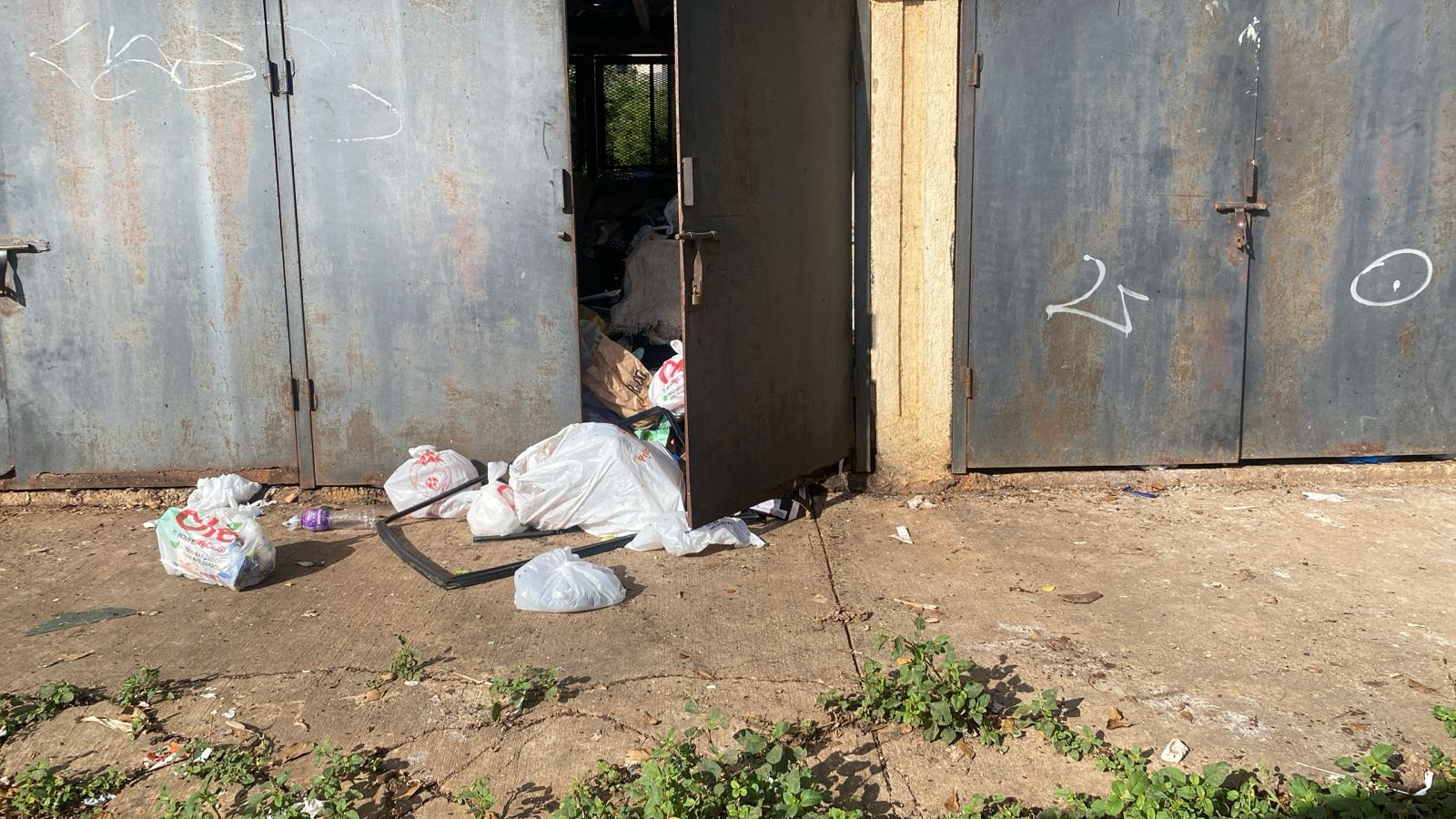 Deploran Ciudad Juan Bosch está sumergido en basura con vertederos improvisados y descuido de imbornales