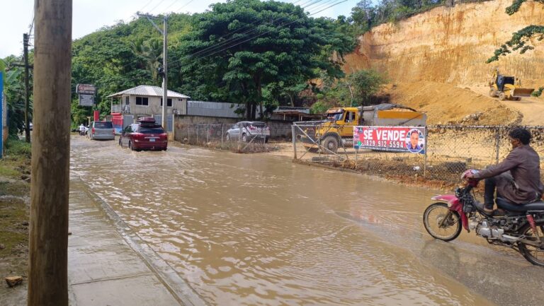Sindicatos y comunitarios de Las Terrenas dan ultimátum al Gobierno por inundaciones en el Boulevard Turístico del Atlántico