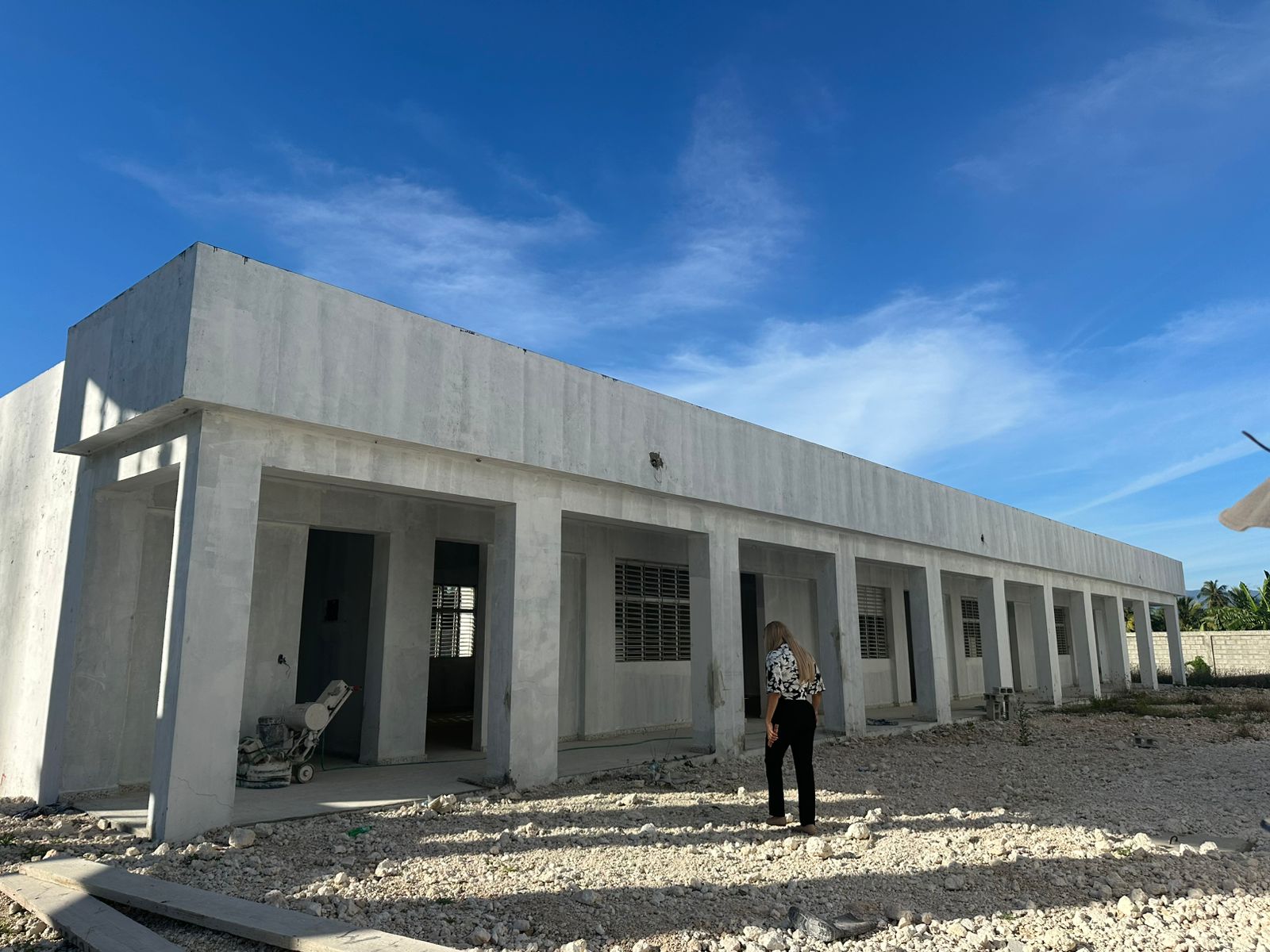 Diputada Grey Pérez supervisa construcción del Liceo de Pueblo Viejo