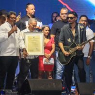 Ayuntamiento de Los Alcarrizos reconoce a Dalvin La Melodía en histórica fiesta popular