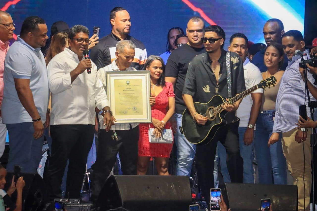 Ayuntamiento de Los Alcarrizos reconoce a Dalvin La Melodía en histórica fiesta popular