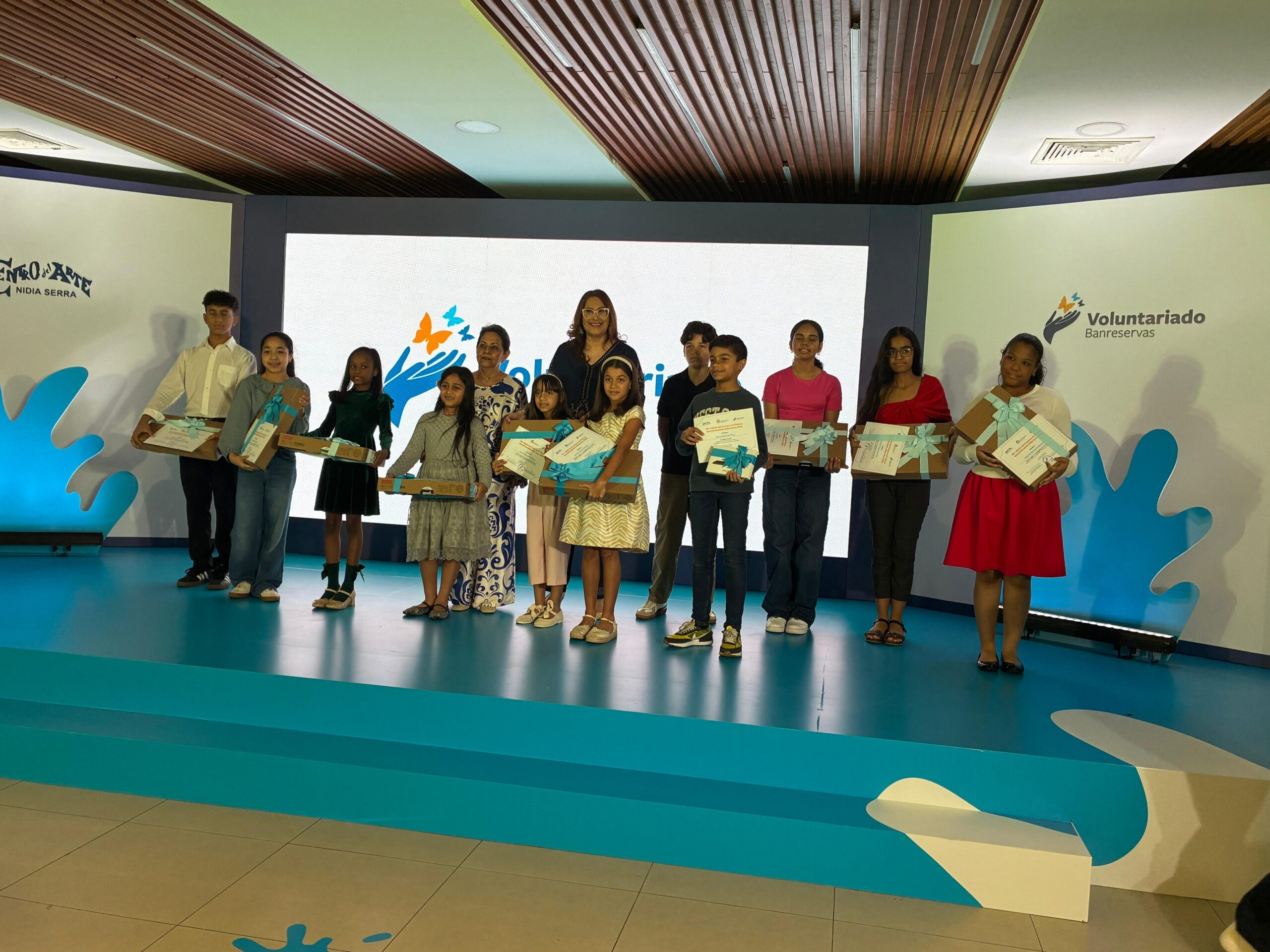 Voluntariado Banreservas celebra Concurso de Pintura Infantil Navideño Nidia Serra