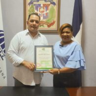 Plataforma Informativa Samaná reconoce a la directora del Distrito Educativo 14-04 como Funcionaria del Año 2025