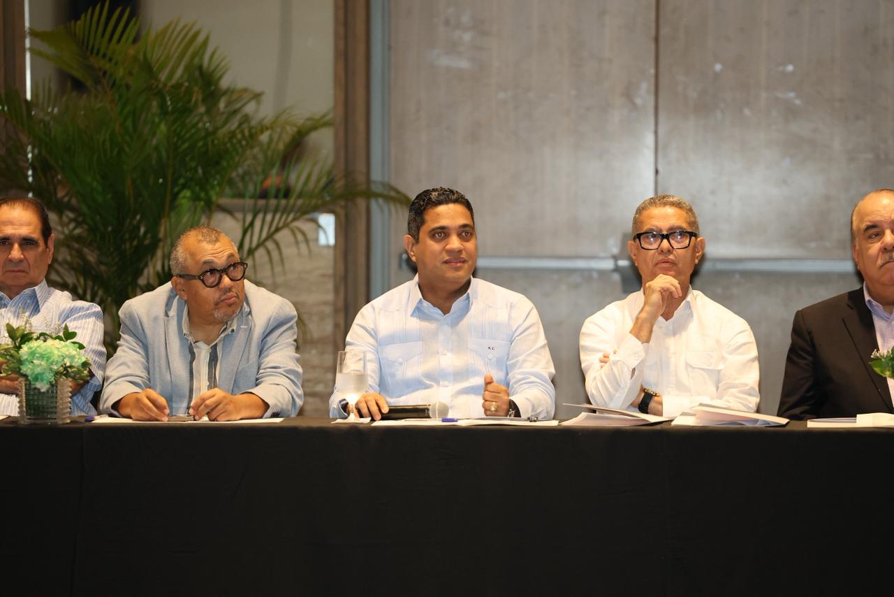 Kelvin Cruz presenta ambicioso plan deportivo para 2026 en histórica reunión con la crónica deportiva dominicana