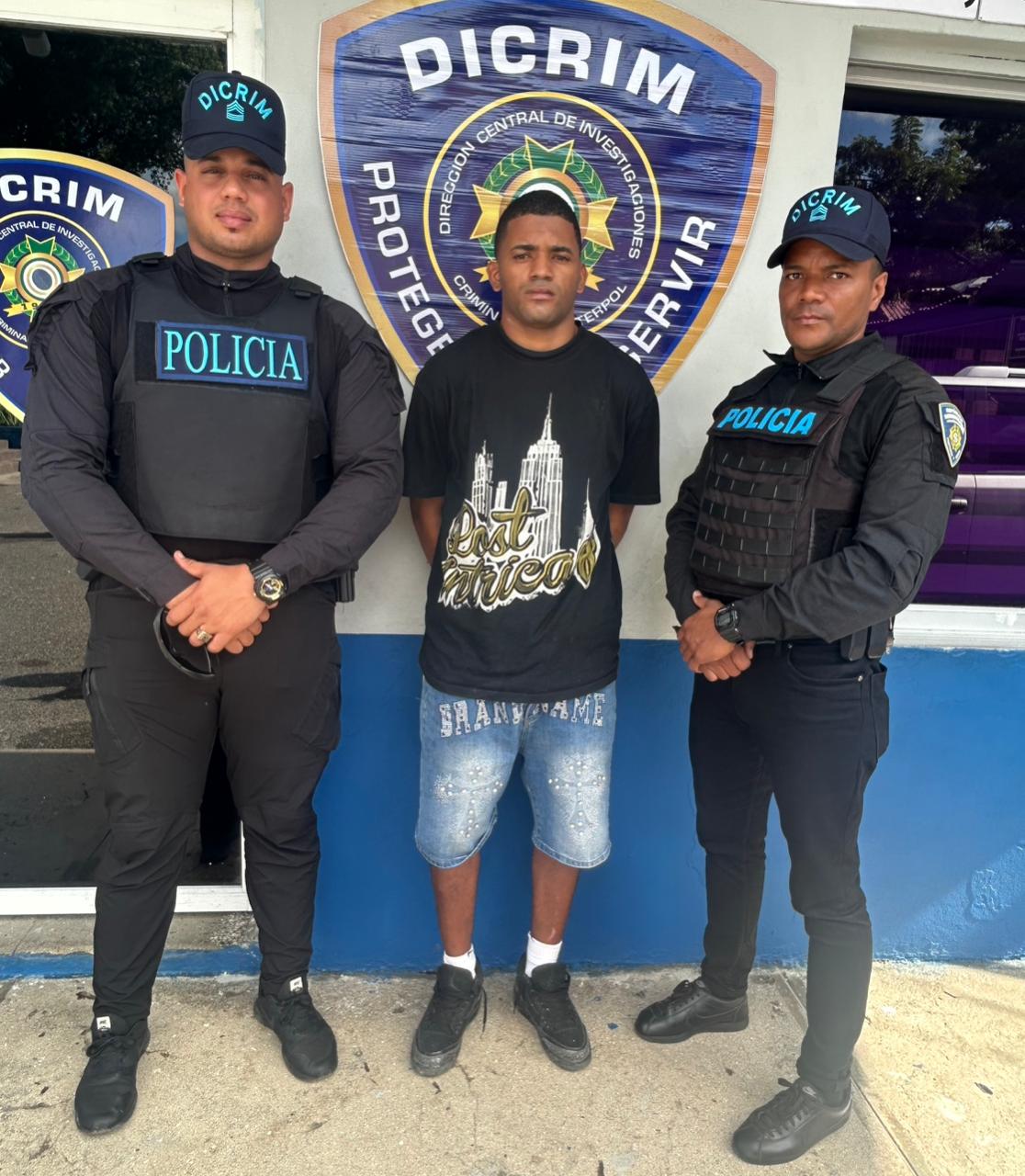 PN recibe entrega voluntaria de hombre vinculado al hecho ocurrido en el municipio Quisqueya