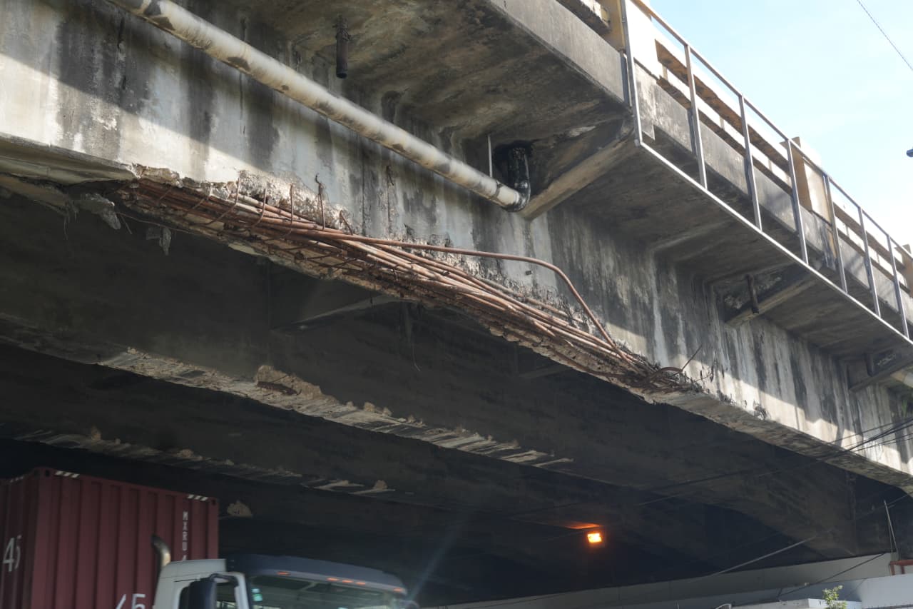 Corrosión y desgaste: Preocupa el deterioro estructural bajo el puente Duarte