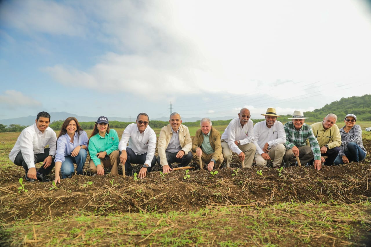 Esta iniciativa estuvo encabezada por el director del INTABACO, Iván Hernández Gúzman; el rector de la Universidad ISA, Edwin Reyes Arias; el director agrícola del INTABACO, Isidro Tavárez; el encargado de Investigación, Tirso Ramírez; el encargado de Sistema Georreferenciado, Ernesto Pérez; en encargado de capas, Tony Candelier; la encargada de Humanidades de la Universidad ISA, Cindy Cristóbal y otros miembros de ambas instituciones.