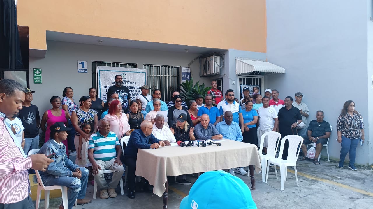 Comunitarios de Los Mameyes reclaman reapertura de la Clínica Leger Matos tras más de un año cerrada