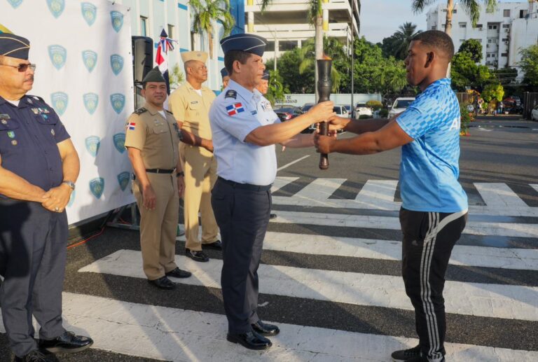 Antorcha olímpica de los LV Juegos Deportivos Militares y Policiales llega a la Policía Nacional
