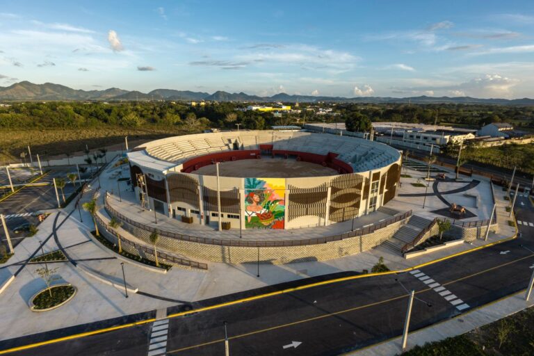 El presidente Abinader y el ministro Collado inauguran la plaza multiuso de El Seibo