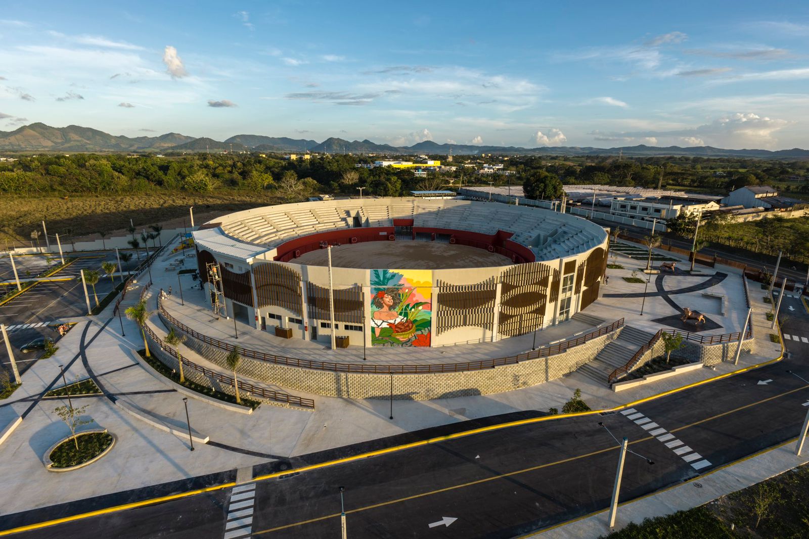 El presidente Abinader y el ministro Collado inauguran la plaza multiuso de El Seibo