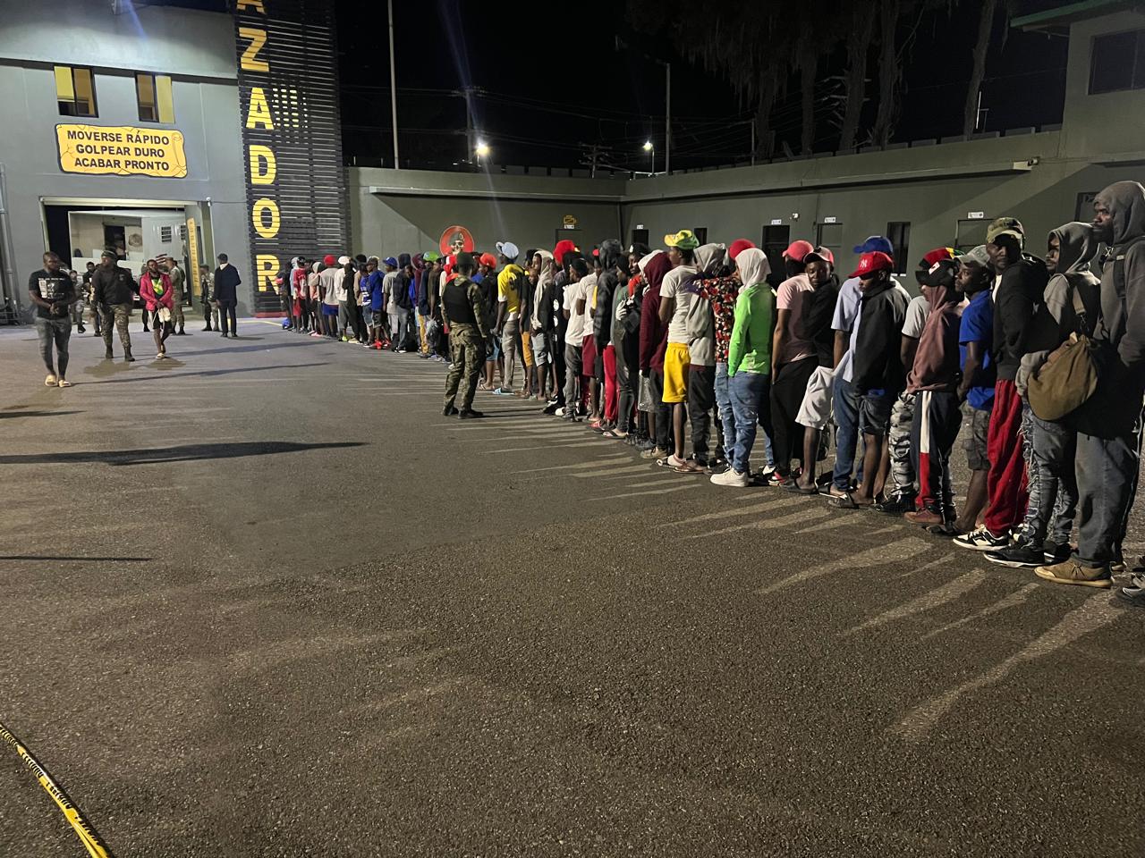 Ejército y DGM realizan operativo de interdicción migratoria y detienen 153 haitianos indocumentados en Constanza