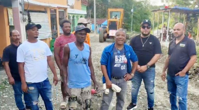 Margnaury Espinal acondiciona vías en Pedro Brand y solicita al Gobierno el asfaltado inmediato