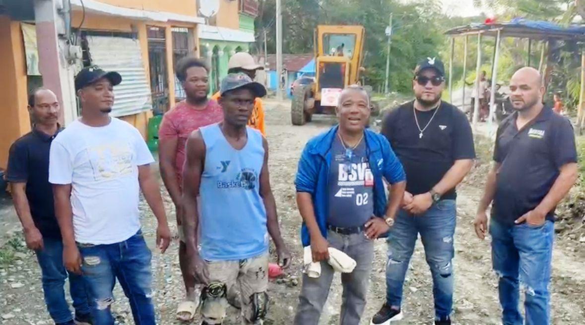Margnaury Espinal acondiciona vías en Pedro Brand y solicita al Gobierno el asfaltado inmediato