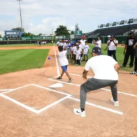 Clínica infantil que organizan FEDOM y MLB llena de emoción y aprendizaje el estadio Tetelo Vargas