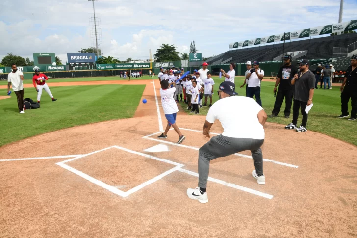 Clínica infantil que organizan FEDOM y MLB llena de emoción y aprendizaje el estadio Tetelo Vargas