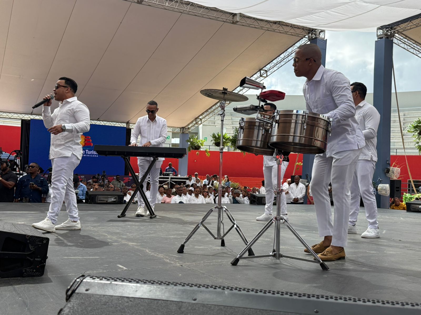 A ritmo de Chiquito Team Band estrenan la Plaza Multiuso de El Seibo; esta noche habrá concierto gratuito
