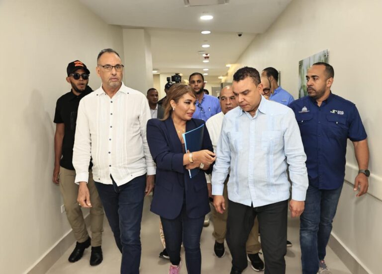 Dr. Julio Landrón supervisa hospital Ángel María Gatón y anuncia apertura segunda fase