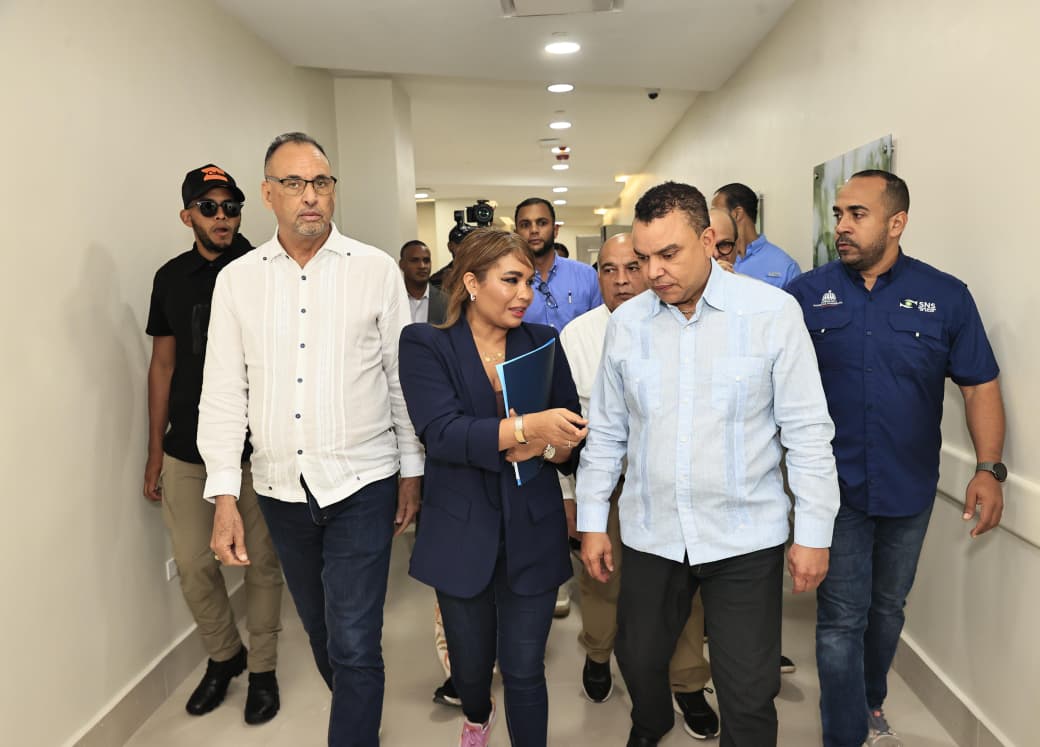 Dr. Julio Landrón supervisa hospital Ángel María Gatón y anuncia apertura segunda fase