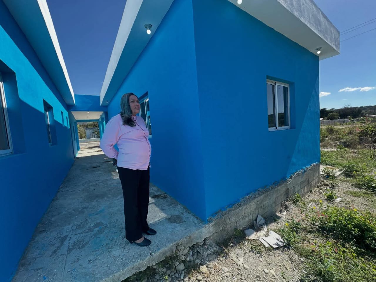 Gobernadora de Azua supervisa avance de obras de infraestructura en Las Yayas y Villa Palmarejo
