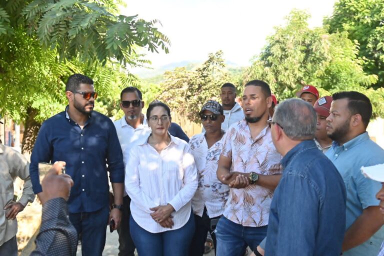Comisión del MOPC y senadora Lía Díaz realizan levantamiento para asfaltado de comunidades en Azua