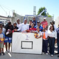 INEFI entrega cancha móvil de baloncesto a jóvenes del barrio Los Restauradores, en Azua