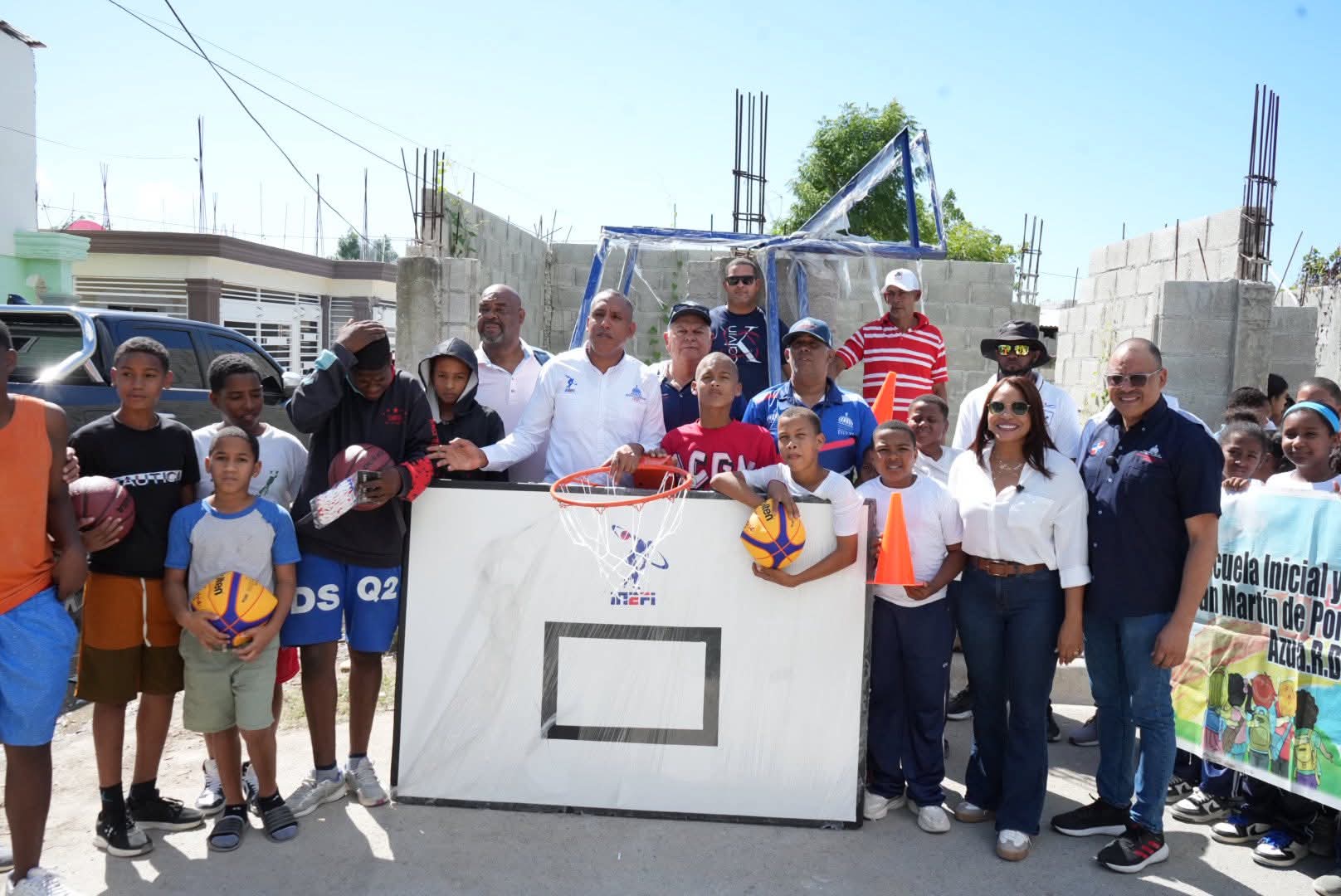 INEFI entrega cancha móvil de baloncesto a jóvenes del barrio Los Restauradores, en Azua