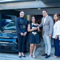 Priority Courier entrega automóvil a ganadora de su Sorteo Dorado 2025