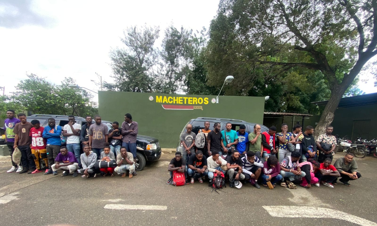 Ejército ocupa dos jeepetas y detiene 34 haitianos indocumentados durante operativos en Valverde