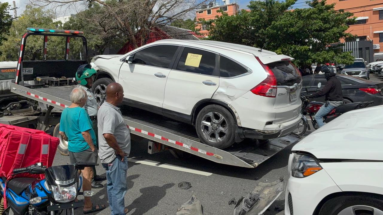Accidente paraliza el tránsito en la Av. 27 de Febrero, próximo a la Plaza de la Bandera
