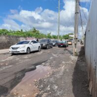 Ciudadanos arremeten contra alcalde y autoridades por deterioro de autopista El Progreso en SDE