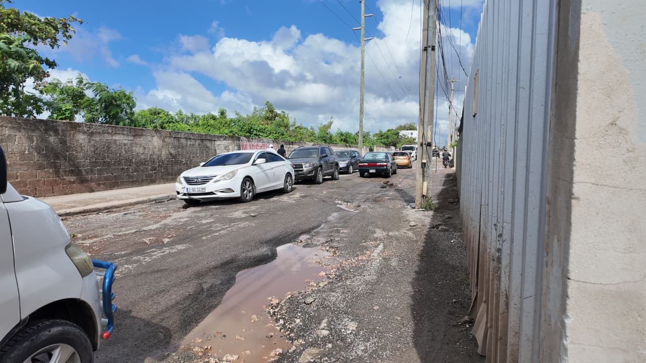 Ciudadanos arremeten contra alcalde y autoridades por deterioro de autopista El Progreso en SDE