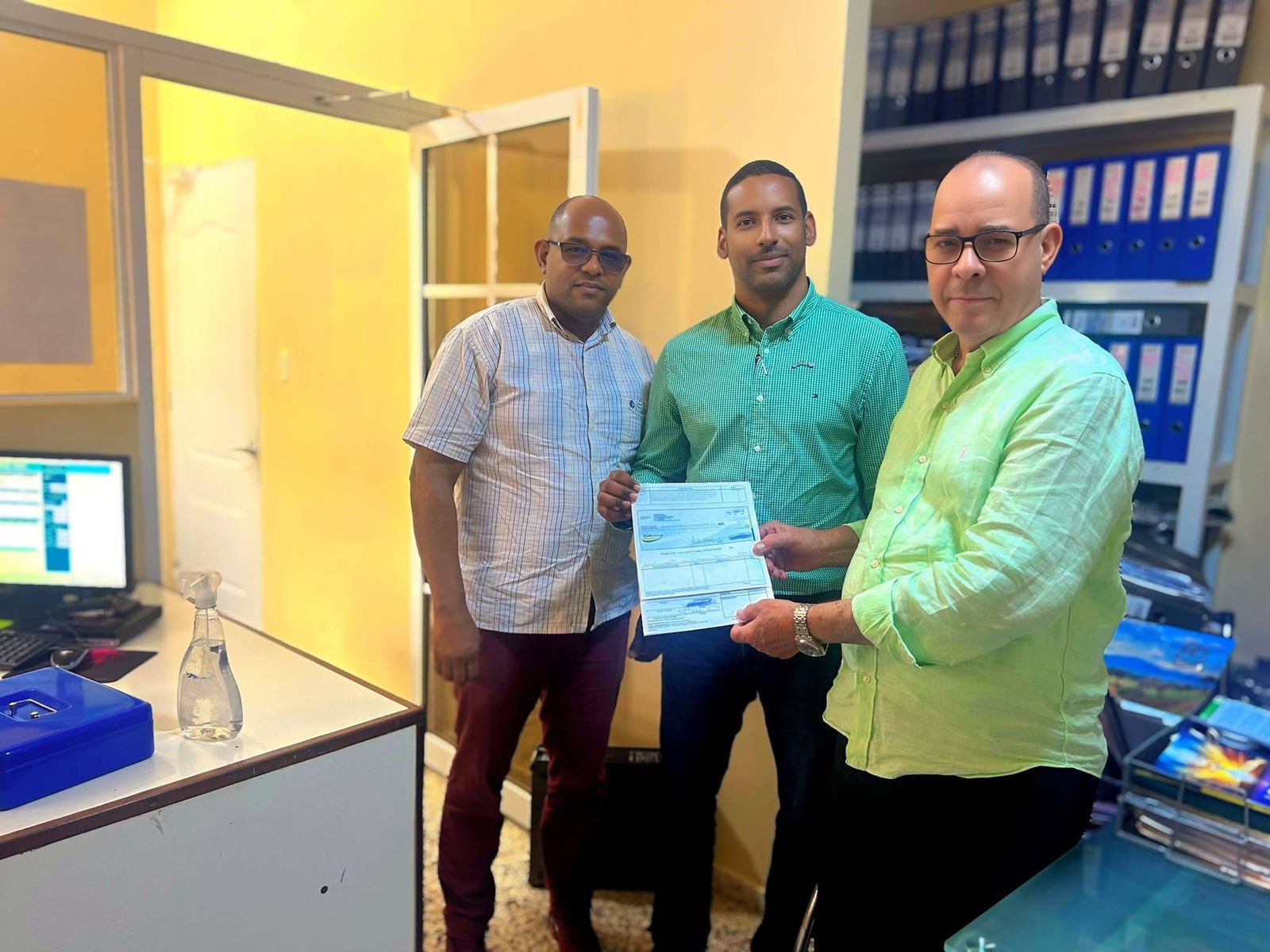 Alcaldía de Sánchez entrega anticipo del 20% para construcción de aceras y contenes en la entrada del municipio