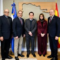 Alcalde Ulises Rodríguez se reúne con el embajador Tony Raful en Madrid durante FITUR 2026
