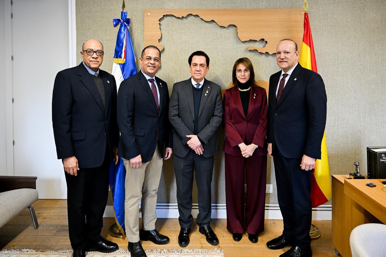 Alcalde Ulises Rodríguez se reúne con el embajador Tony Raful en Madrid durante FITUR 2026