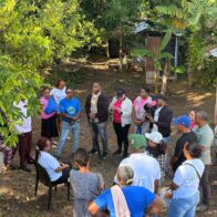 Gobernadora de Samaná asiste a familia afectada por incendio en Los Cacaos