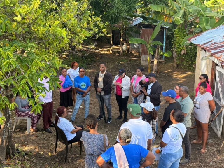 Gobernadora de Samaná asiste a familia afectada por incendio en Los Cacaos