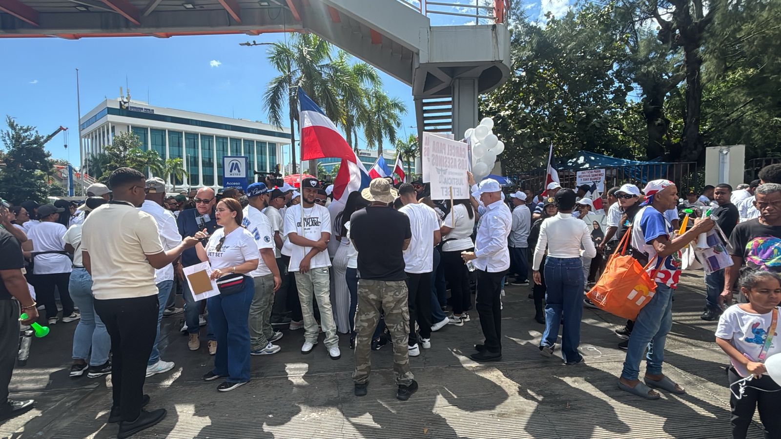 Decenas acuden a marcha pacífica por justicia tras tragedia del Jet Set