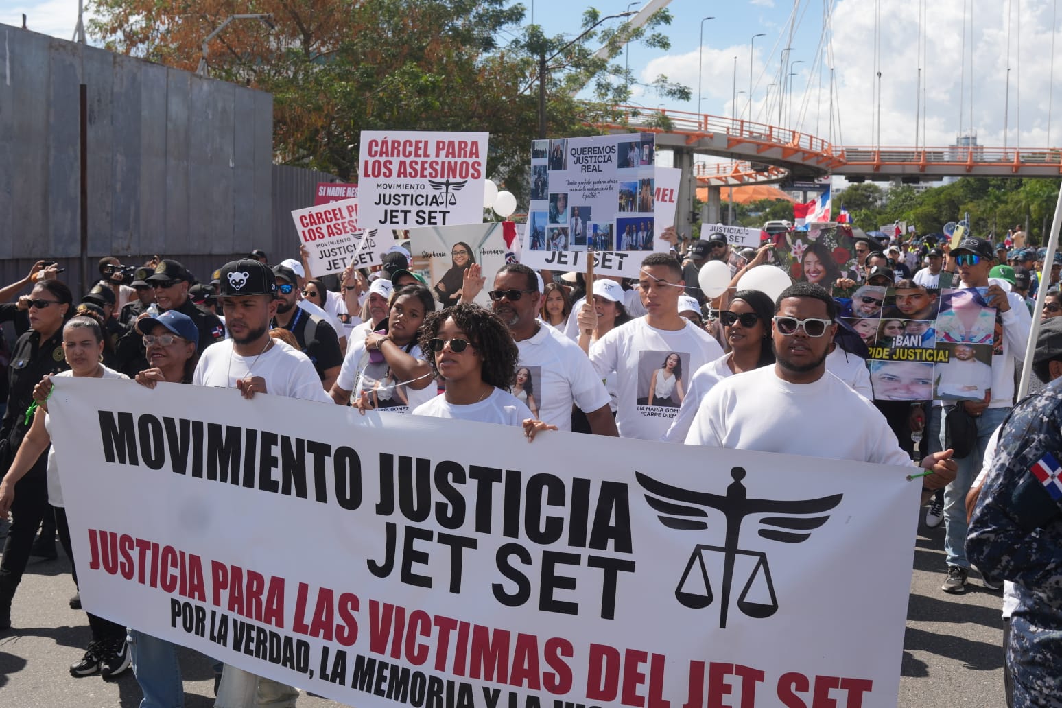 Al ritmo de “Sobreviviré”, marchan en reclamo de justicia por tragedia del Jet Set